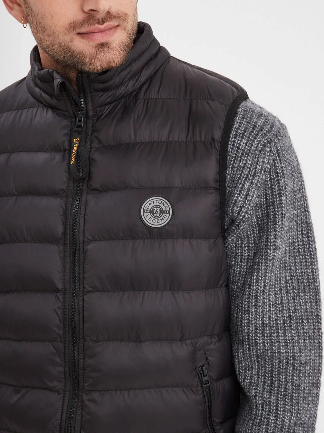 Black sleeveless down jacket “103101”