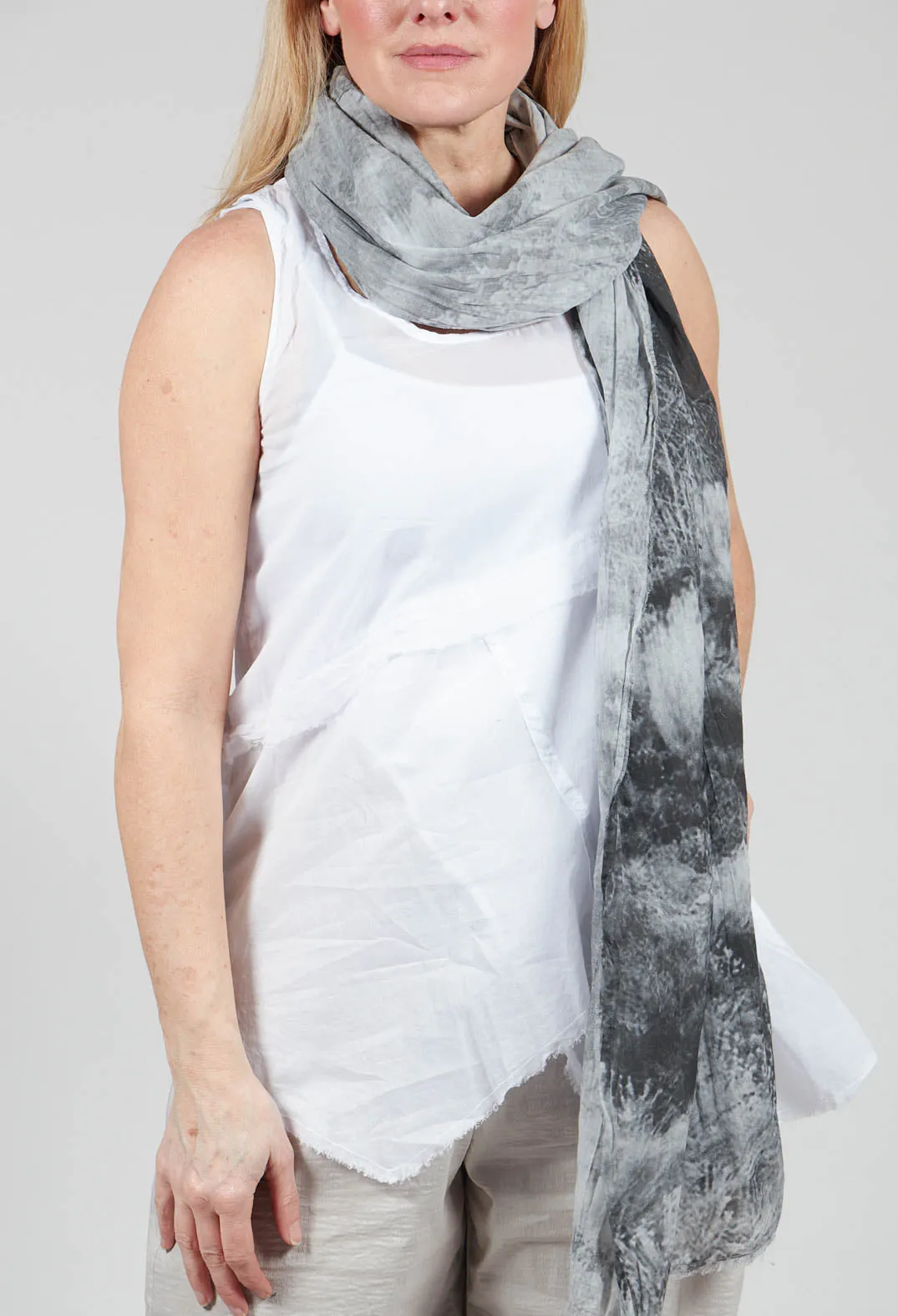 Lightweight Scarf in Steppe Black