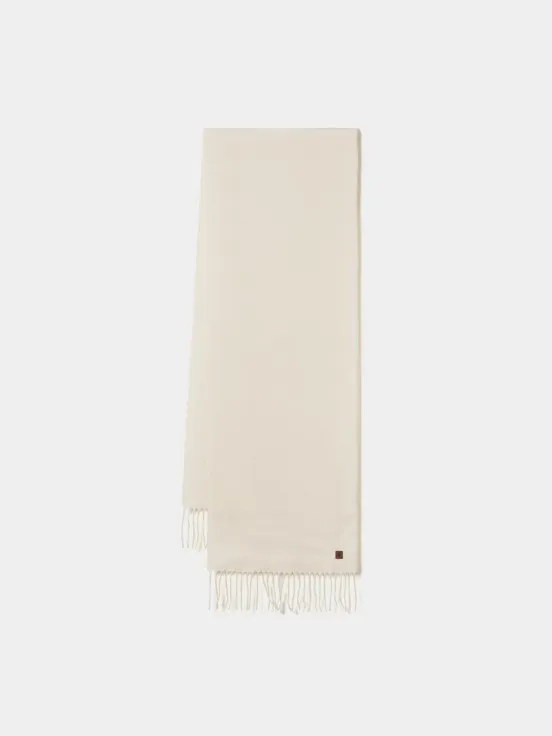 Scarf with fringes